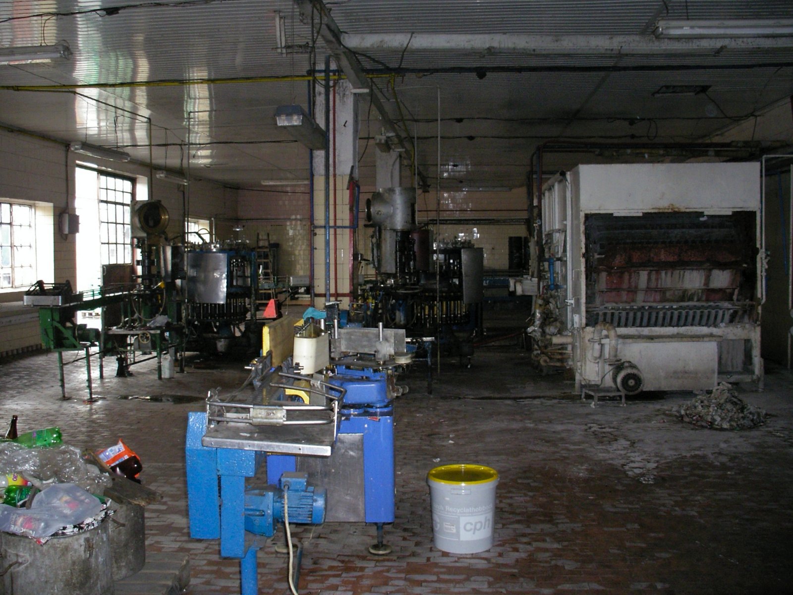 Rok 2006 - hala browarnicza z butelkownią Browaru Okuniew już po zamknięciu zakładu; źródło: materiały własne.
