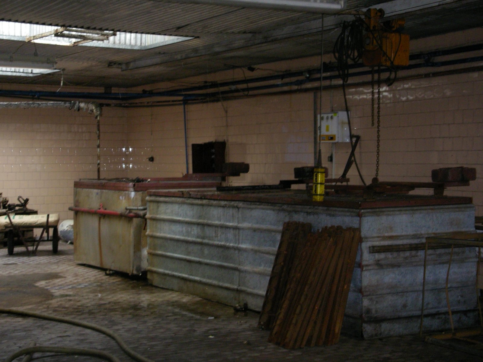 Rok 2006 - kadzie leżakowe Browaru Okuniew już po zamknięciu zakładu; źródło: materiały własne.