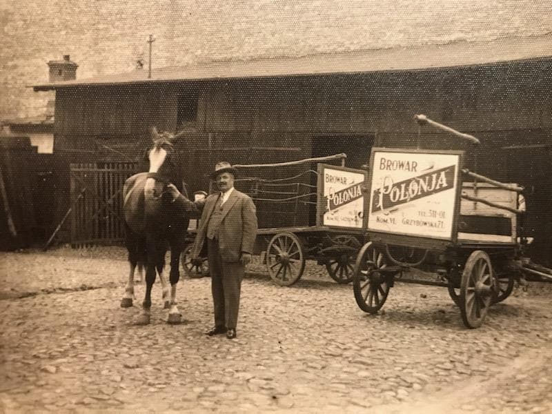 około 1930
dziedziniec browaru z firmowym wozem piwnym
źródlo: Bonnie McCarthy