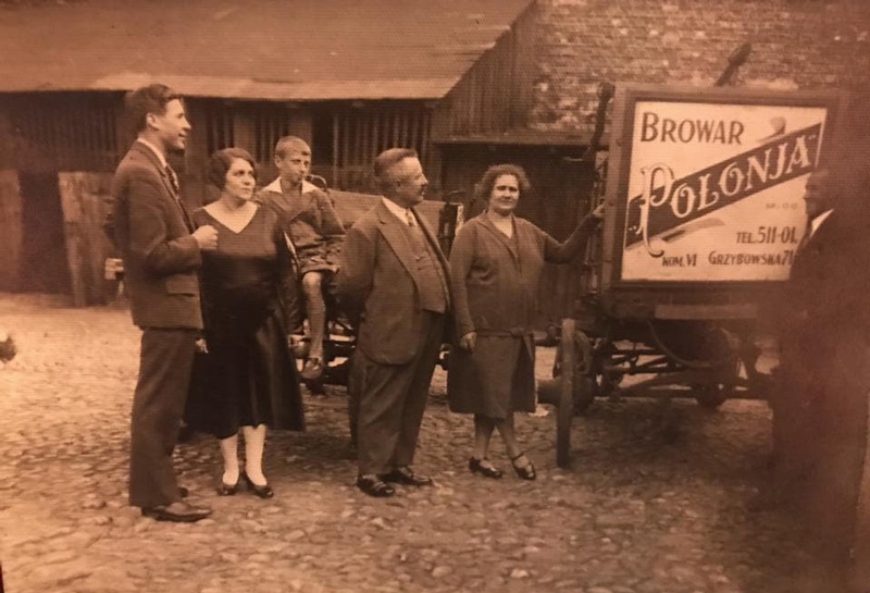 około 1930
rodzina państwa Cywińskich na dziedzińcu browaru
źródlo: Bonnie McCarthy